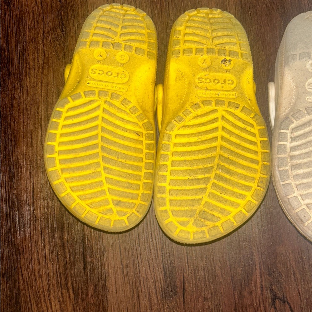 Crocs bundle white/yellow size 5 youth/ 7 women - Picture 6 of 12